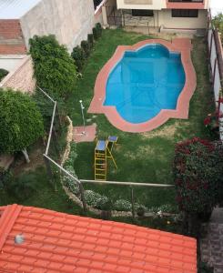 an overhead view of a swimming pool in a yard at Amplio depto,parqueo,zona exclusiva in Cochabamba