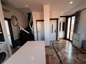 Telewizja i/lub zestaw kina domowego w obiekcie Apartamentos El Tiempo Madrid