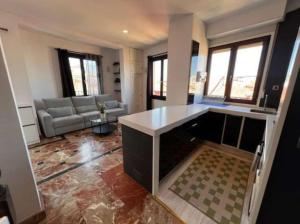 kuchnia i salon z kanapą w obiekcie Apartamentos El Tiempo Madrid w Madrycie