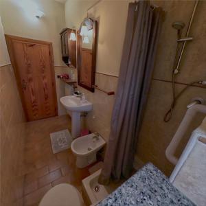 a bathroom with a sink and a toilet and a shower at B&B il Terrazzo in Orvieto