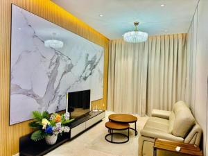 TV a/nebo společenská místnost v ubytování Crown Suites The Manor KLCC Kuala Lumpur City Center