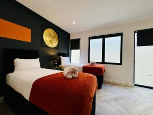 une chambre avec un lit sur lequel est posée une peluche. dans l'établissement Central One Bedroom Flat Next to Brighton Beach I Sleep 5 Guests, à Brighton et Hove 8 autres photos