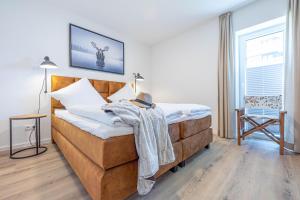 ein Schlafzimmer mit einem Bett mit einer Decke darauf in der Unterkunft Ferienwohnung Wiking-Koje 2 Schleswig in Schleswig