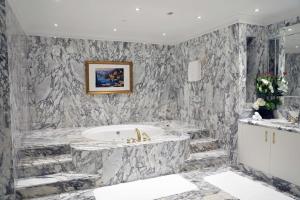 Фотография из галереи The Plaza Doha, LXR Hotels & Resorts в Дохе