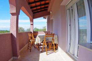 Μπαλκόνι ή βεράντα στο Ferienwohnung in Rakalj mit Grill und Garten