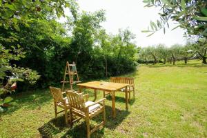 Κήπος έξω από το Ferienwohnung in Rakalj mit Grill und Garten