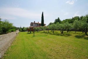 Un jardín fuera de Ferienwohnung "Nicolina" im Dorf Rakalj