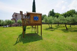 Zona de juegos infantil en Ferienwohnung "Nicolina" im Dorf Rakalj 14 fotos más