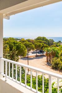einen Balkon mit Blick auf den Strand in der Unterkunft Villa Bettina By Ezoria Villas in Coral Bay