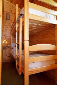Palanda nebo palandy na pokoji v ubytování Countryside's Tiny House + 37 fotografií