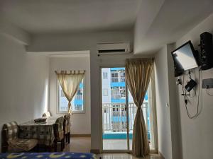 ein Wohnzimmer mit einem Tisch und einem Fenster in der Unterkunft Apartemen The Nest in South Tangerang