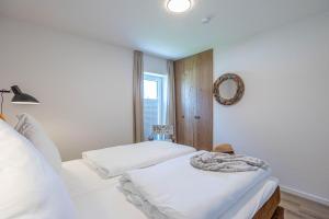 1 Schlafzimmer mit 2 Betten und einem Wandspiegel in der Unterkunft Ferienwohnung Wiking-Koje 2 Schleswig in Schleswig + 32 Fotos