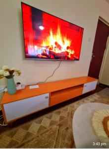Μια τηλεόραση ή/και κέντρο ψυχαγωγίας στο Marie's Luxury Homes