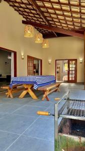 un banco grande sentado en el medio de una habitación en Casa Morena Luz na Vila de Cumuru, pra fazer tudo a pé! 350m da Praia do Pier!, en Cumuruxatiba 50 fotos más