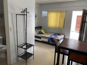 Camera piccola con letto, tavolo e scrivania. di Restfull Transient Inn a San Narciso