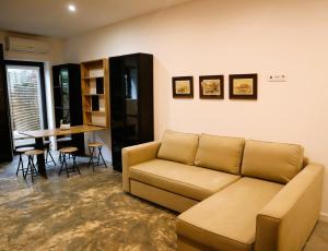 een woonkamer met een bank en een tafel bij Francos Family House in Porto