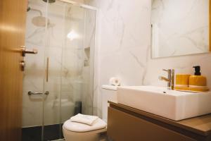 een badkamer met een toilet, een wastafel en een douche bij Francos Family House in Porto +40 foto's
