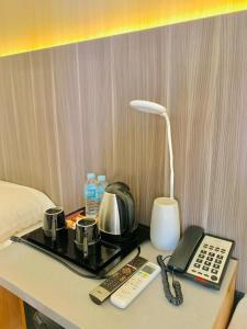 Příslušenství pro přípravu čaje a kávy v ubytování Kojõ Hotel Tagum