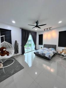 a bedroom with a bed and a hammock in a room at GioiaHome with 6 bedroom and 15 guest in Taiping