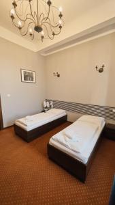 Łóżko lub łóżka w pokoju w obiekcie Legnicki Browar Książęcy Hotel i Restauracja