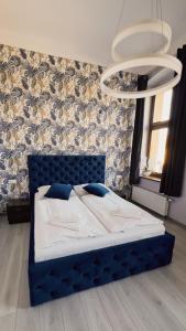 łóżko w sypialni z niebieską deską w obiekcie Legnicki Browar Książęcy Hotel i Restauracja w mieście Legnica +37 zdjęć