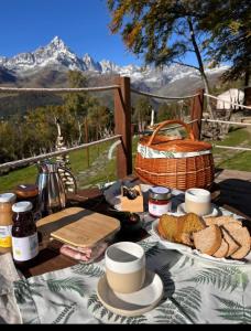 Uma vista geral da montanha ou uma vista da montanha a partir da tenda de luxo
