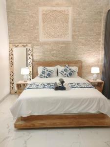 ウルワツにあるVilla Emas Mulia Uluwatu Luxury 6のテディベアのベッドがある寝室