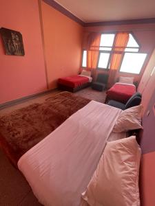 Postel nebo postele na pokoji v ubytování Taghadoute Hotel