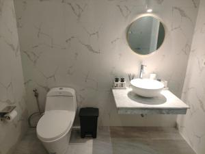 ウルワツにあるVilla Emas Mulia Uluwatu Luxury 6のトイレ、洗面台、鏡のあるバスルーム +9枚の写真