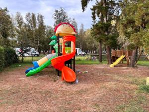 Herní místnost nebo prostor pro děti v ubytování Happy Camp Mobile Homes in Camping Iscrixedda