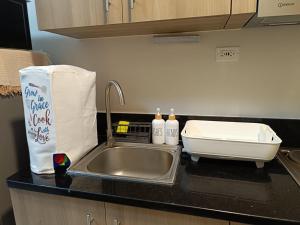 A kitchen or kitchenette at Cozy Staycation at Destiny's Crib Fame, Edsa Mandaluyong