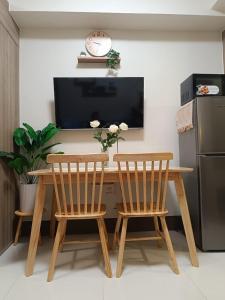 A kitchen or kitchenette at Cozy Staycation at Destiny's Crib Fame, Edsa Mandaluyong