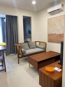una sala de estar con un sofá y una mesa en HS Homestay Shore Pasar Besar dan KK Plaza, en Kota Kinabalu