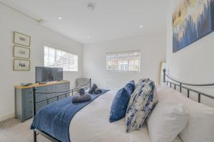 セント・オールバンズにあるLuxury Character Apartment St Albans By Central Stays Short Lets & Serviced Accommodation With Free Parkingのベッドルーム(枕付きベッド1台、テレビ付) +14枚の写真