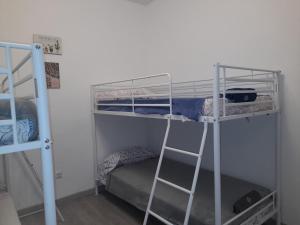 una habitación con dos literas y una escalera en Vero Housing, en María Jiménez
