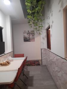 Un comedor con una mesa y una lámpara de araña. en Vero Housing, en María Jiménez