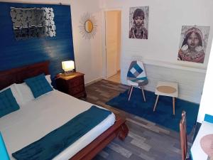 Ένα ή περισσότερα κρεβάτια σε δωμάτιο στο hôtel Oasis