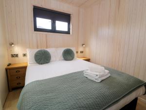 ルシンにあるEnia Lodge 2のタオルが敷かれたベッドのある寝室