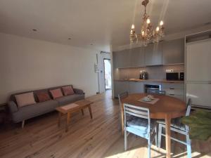a living room with a table and a couch at Evasions-Dérobade, centre-ville, gare in Auterive