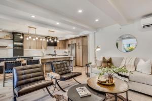 un soggiorno con un divano e un tavolo di Modern 2 BR in Aspen Core Walk Everywhere ad Aspen Altre 71 foto