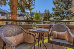 2 sedie in vimini e un tavolo sul balcone di Modern 2 BR in Aspen Core Walk Everywhere ad Aspen