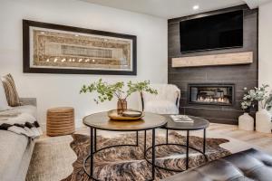 un soggiorno con tavolo e camino di Modern 2 BR in Aspen Core Walk Everywhere ad Aspen