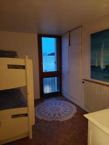 ein Schlafzimmer mit einem Etagenbett und eine Tür mit einem Fenster in der Unterkunft appartement spacieux et calme avec plages à 15 min in Biscarrosse