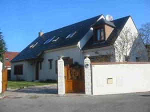 a white house with a gate and a fence at Grande maison 6 chambres indépendante avec jardin et terrasse in Lisses