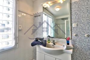 a bathroom with a sink and a mirror at LocaLise - A02 - Appartement de plain-pied - terrasse - Juste à côté de la plage - Centre et port à pied - Wifi inclus - Draps inclus - Animaux bienvenus in Tréffiagat +25 photos