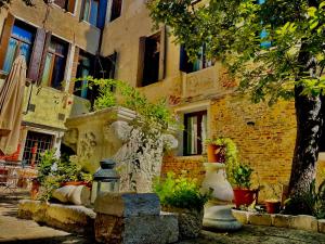 a building with a bunch of plants in front of it at Console Palais in Venice