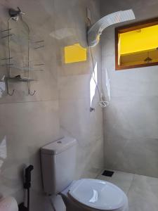 ジャタイにあるResidencial Good Vibesの白いトイレと窓のあるバスルーム
