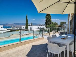 una villa con piscina e tavolo con ombrellone di Villa Prengos 15 a Paphos