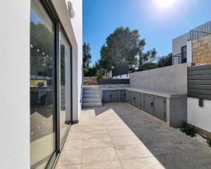 un cortile di una casa con una grande finestra di Villa Prengos 15 a Paphos