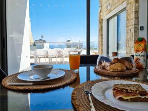 un tavolo con due piatti di cibo e una tazza di caffè di Villa Prengos 15 a Paphos